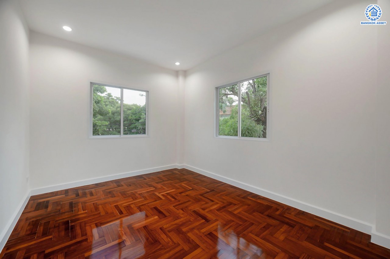 บ้านมือสองตกแต่งใหม่ โครงการ เพอร์เฟคเพลส รัตนาธิเบศร์-ไทรม้า รองรับความสุข บนเนื้อที่ 64.5 ตร.ว. พื้นที่ใช้สอย 190.43 ตร.ม. ฟังก์ชัน 3 ห้องนอน 3 ห้องน้ำ จอดรถได้ 2 คัน ทำเลเชื่อมต่อได้หลายเส้นทาง ติดถนนรัตนาธิเบศร์ และรถไฟฟ้าสายสีม่วง "สถานีบางรักน้อยท่าอิฐ"